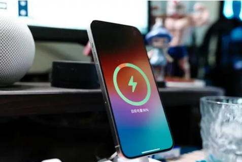 袁州苹果15换屏服务分享用什么充电器给iPhone15充电更好 